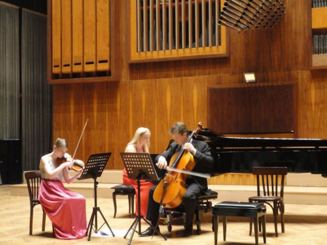 <strong>Trio La Rue</strong><br /> Garam, piano / Arminen, violino / Pelli, cello